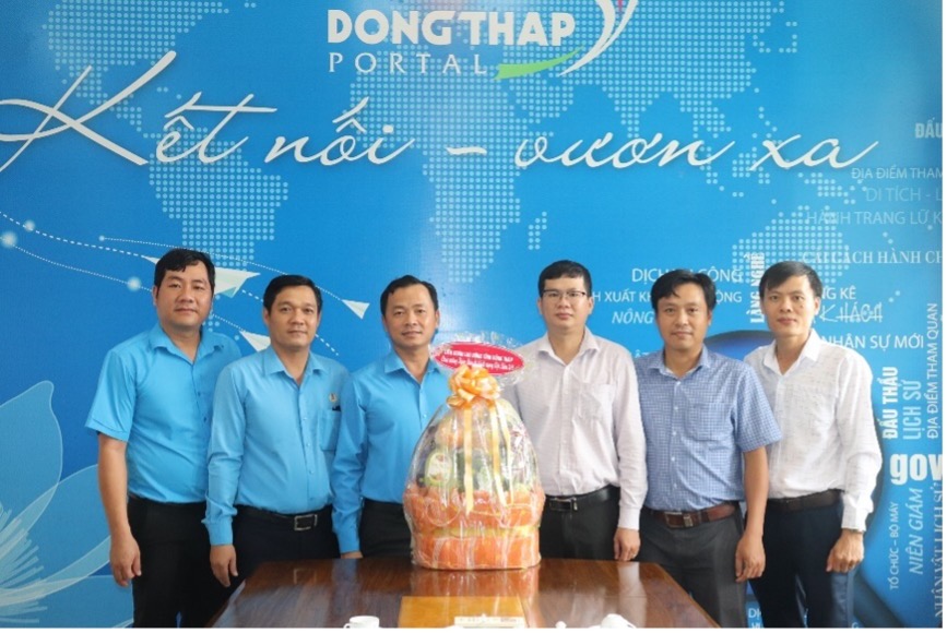 LDLD tinh tham va chuc mung Cong Thong tin dien tu tinh Dong Thap. Anh: Luu Hung.