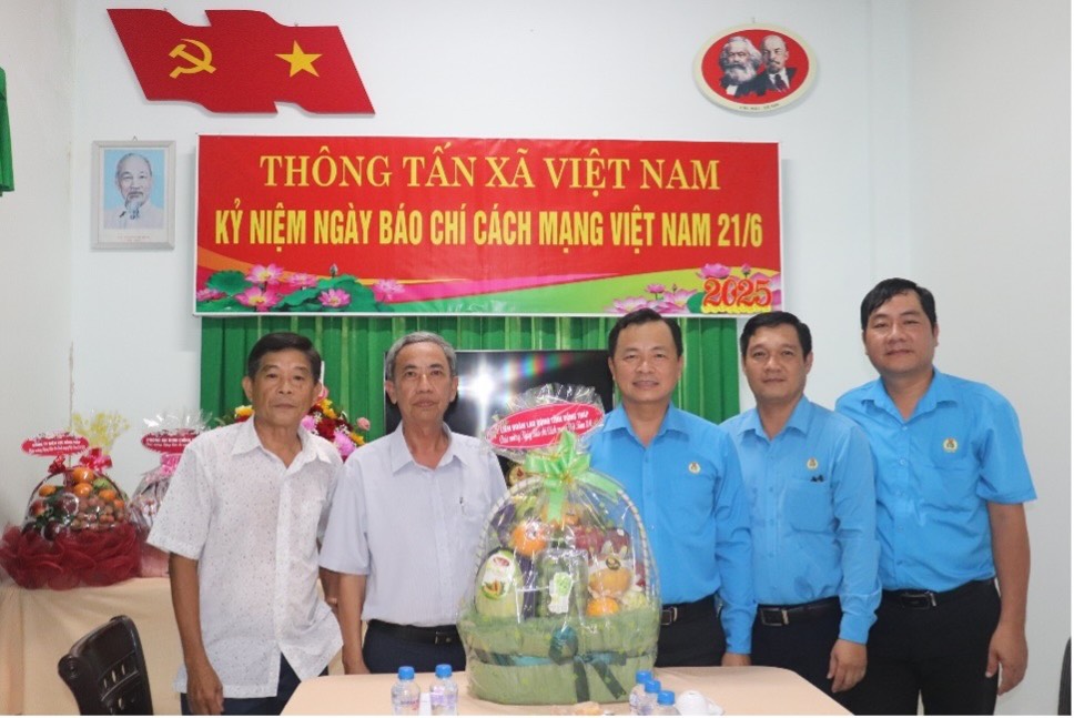 LDLD tinh Dong Thap tham va chuc mung Thong tan xa Viet Nam tai Dong Thap. Anh: Luu Hung.