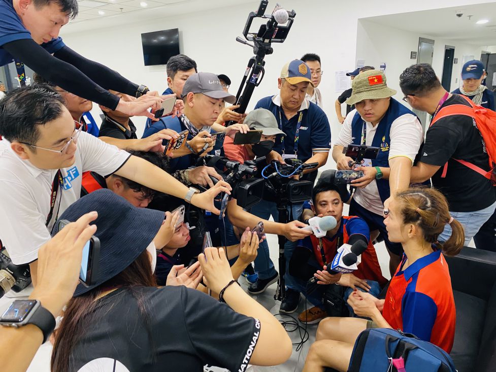 En el momento en que el atleta Nguyen Thi Oanh fue rodeado por el periodista en los Juegos Sea 32. Foto: Hoai Viet
