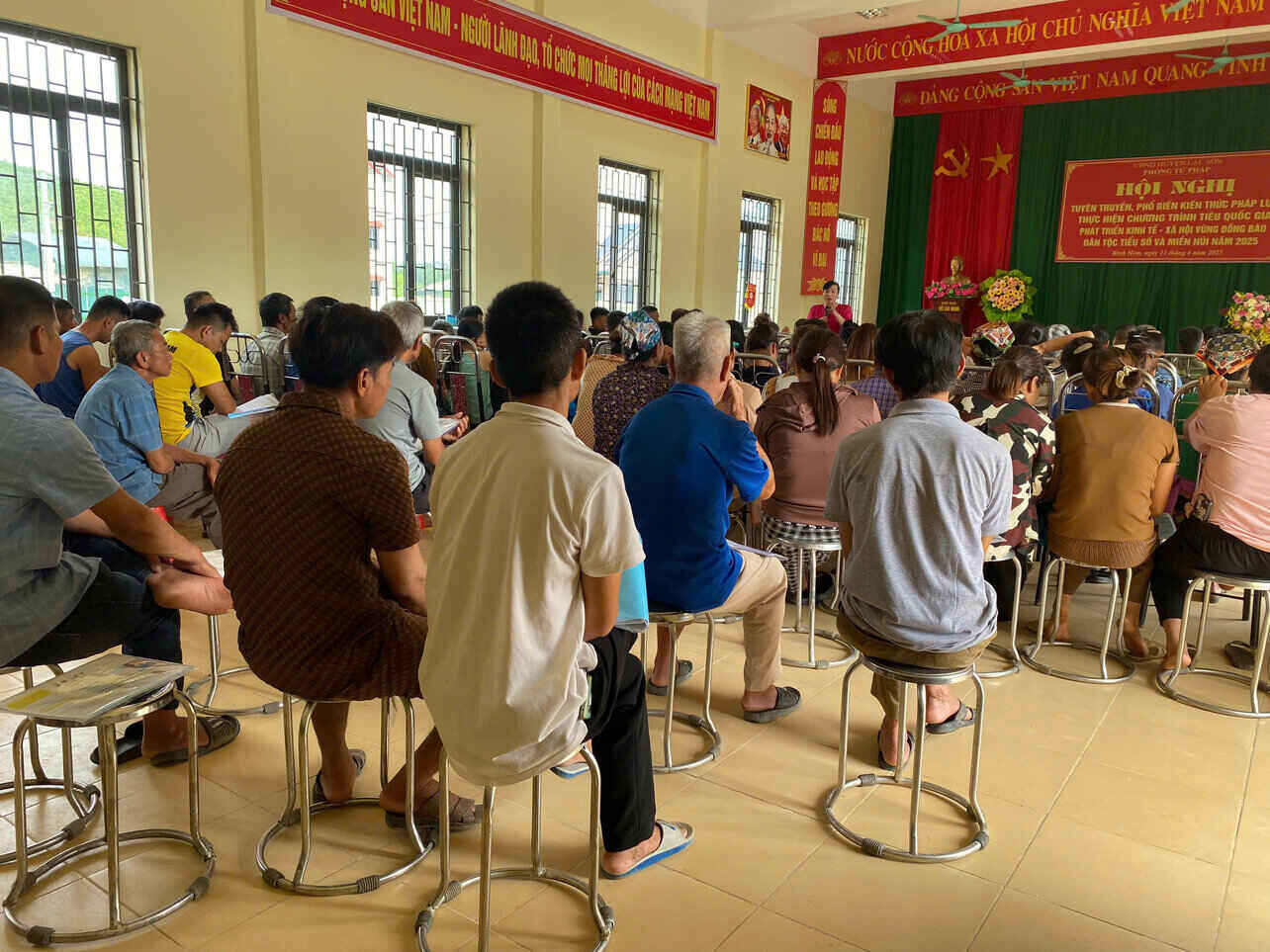 Tuyen truyen long ghep pho bien phap luat ve ATGT tai xa Yen Phu (Lac Son). Anh: DVCC