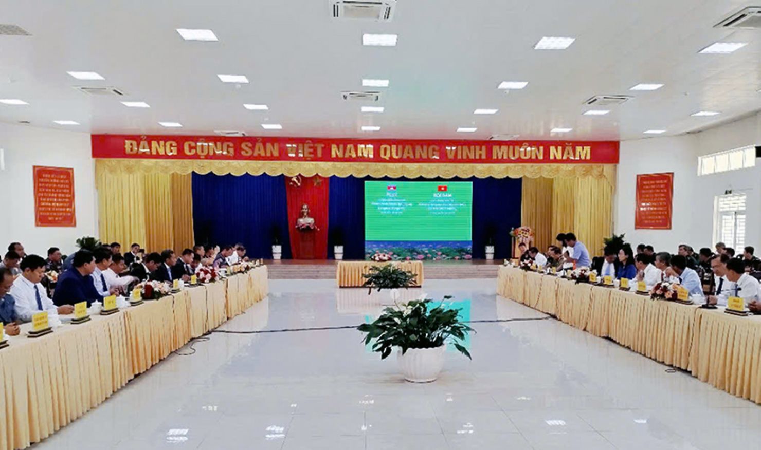 Quang canh phong toa dam ve viec mo cua khau phu. Anh: Cong thong tin tinh An Giang