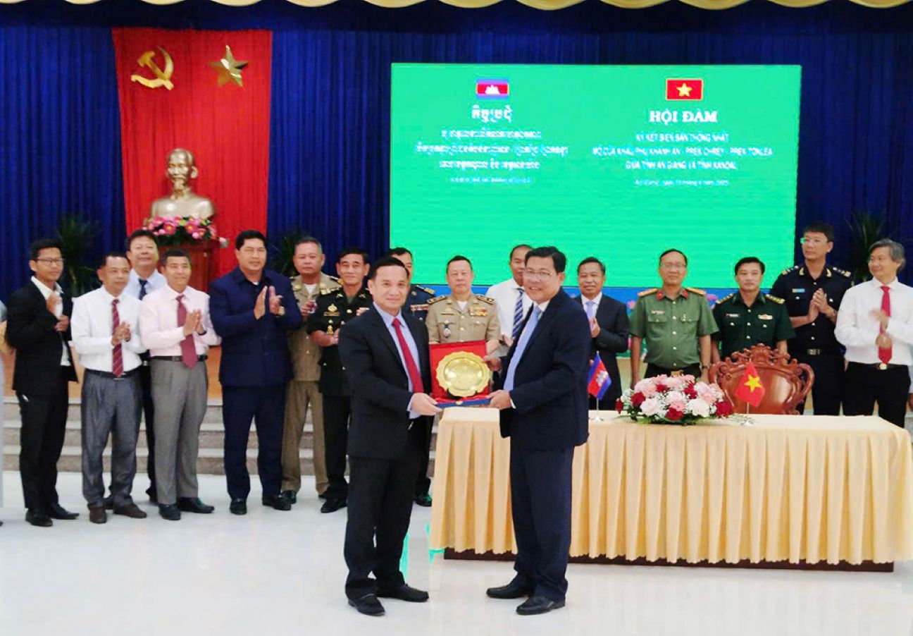 Pho Chu tich UBND tinh An Giang Ngo Cong Thuc (phai) tang qua cho doan dai bieu tinh Kandal do Ngai Nop Dara - Pho Tinh truong tinh Kandal - lam truong doan. Anh: Cong thong tin tinh An Giang