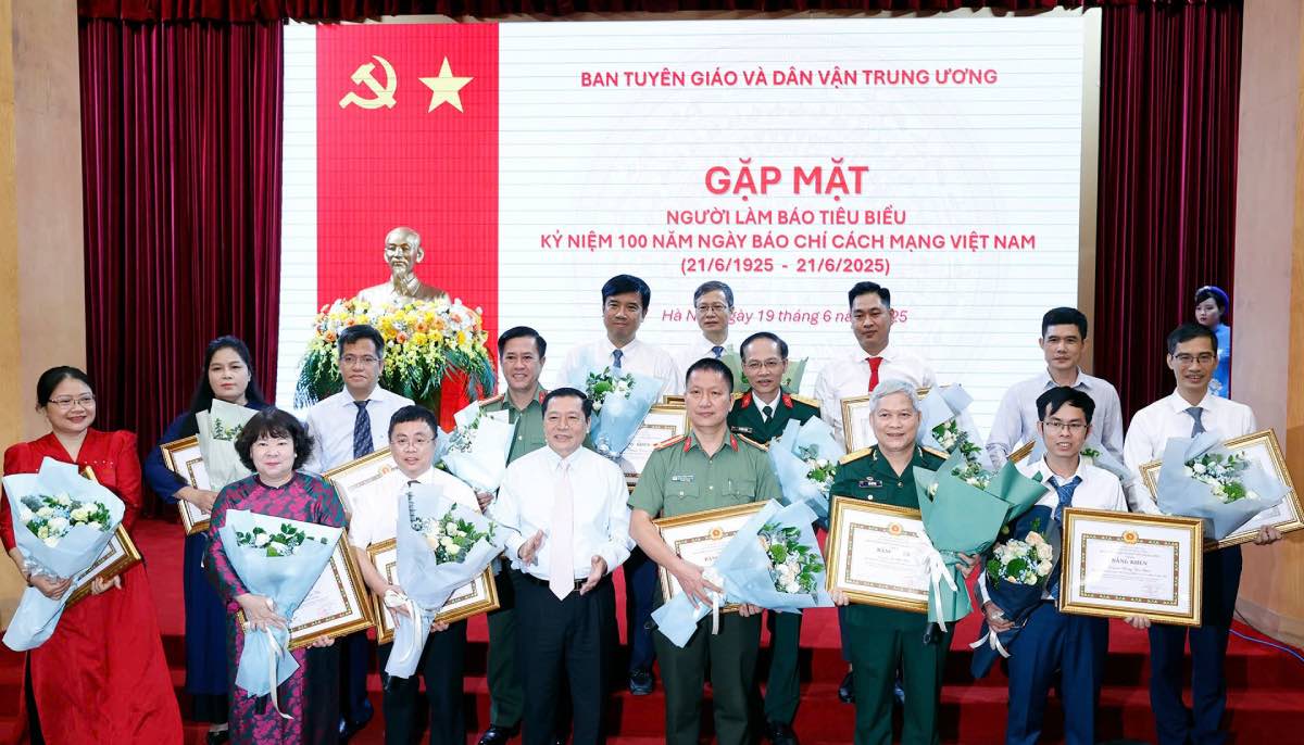 Lanh dao cac co quan bao chi Trung uong nhan hoa va Bang khen. Anh: Hai Nguyen