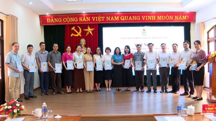 The decision to dissolve and end the operation of representatives of 18 grassroots trade unions of the administrative agency block, the unit of the Provincial Party Committee Trade Union. Photo: Tuyet Mai
