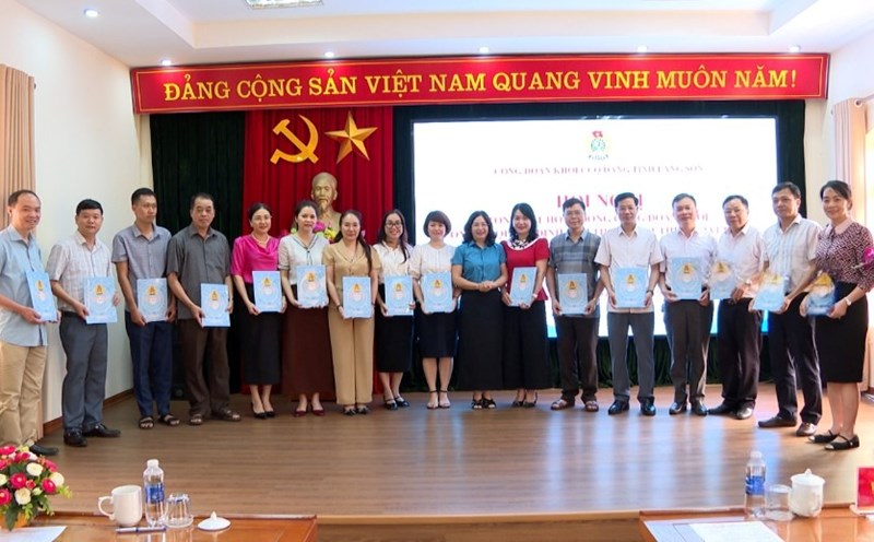 The decision to dissolve and end the operation of representatives of 18 grassroots trade unions of the administrative agency block, the unit of the Provincial Party Committee Trade Union. Photo: Tuyet Mai