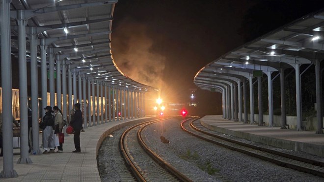 Tàu chạy qua ga Đông Hà, tỉnh Quảng Trị. Ảnh: Hưng Thơ