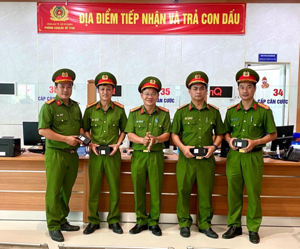 Cong an TPHCM va Cong an tinh Ba Ria-Vung Tau phoi hop to chuc thu hoi va cap moi con dau cho cac co quan, don vi cap xa theo mo hinh moi...Ảnh: Cong an cung cap