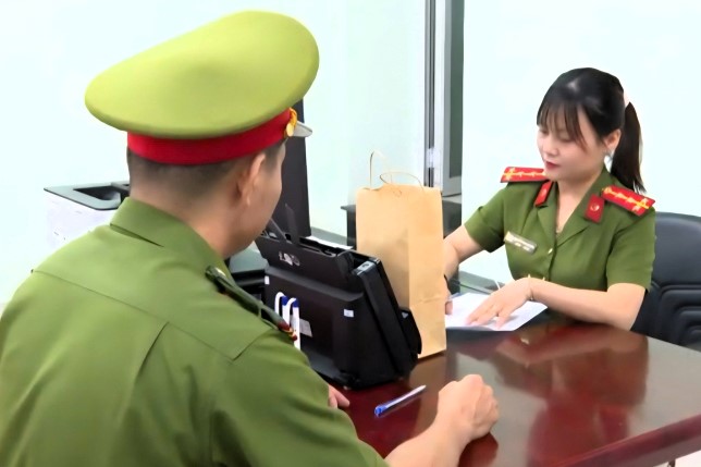 Cong an TPHCM cap chung nhan con dau cho cac co quan, don vi moi hinh thanh sau qua trinh sap xep, sap nhap. Ảnh: Anh Tu