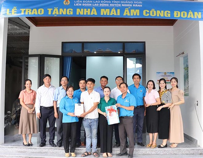 Đoàn viên công đoàn ở Quảng Ngãi góp tiền xây nhà cho đoàn viên khó khăn