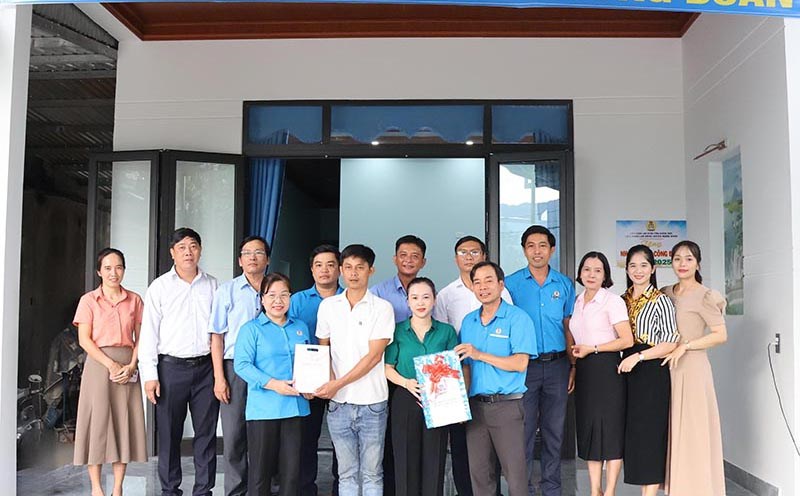 The Labor Federation of Nghia Hanh district, Quang Ngai province mobilized 60 million VND to give to Ms. Do Thi Xanh Xanh to build a new, spacious house. Photo: Quang Khanh