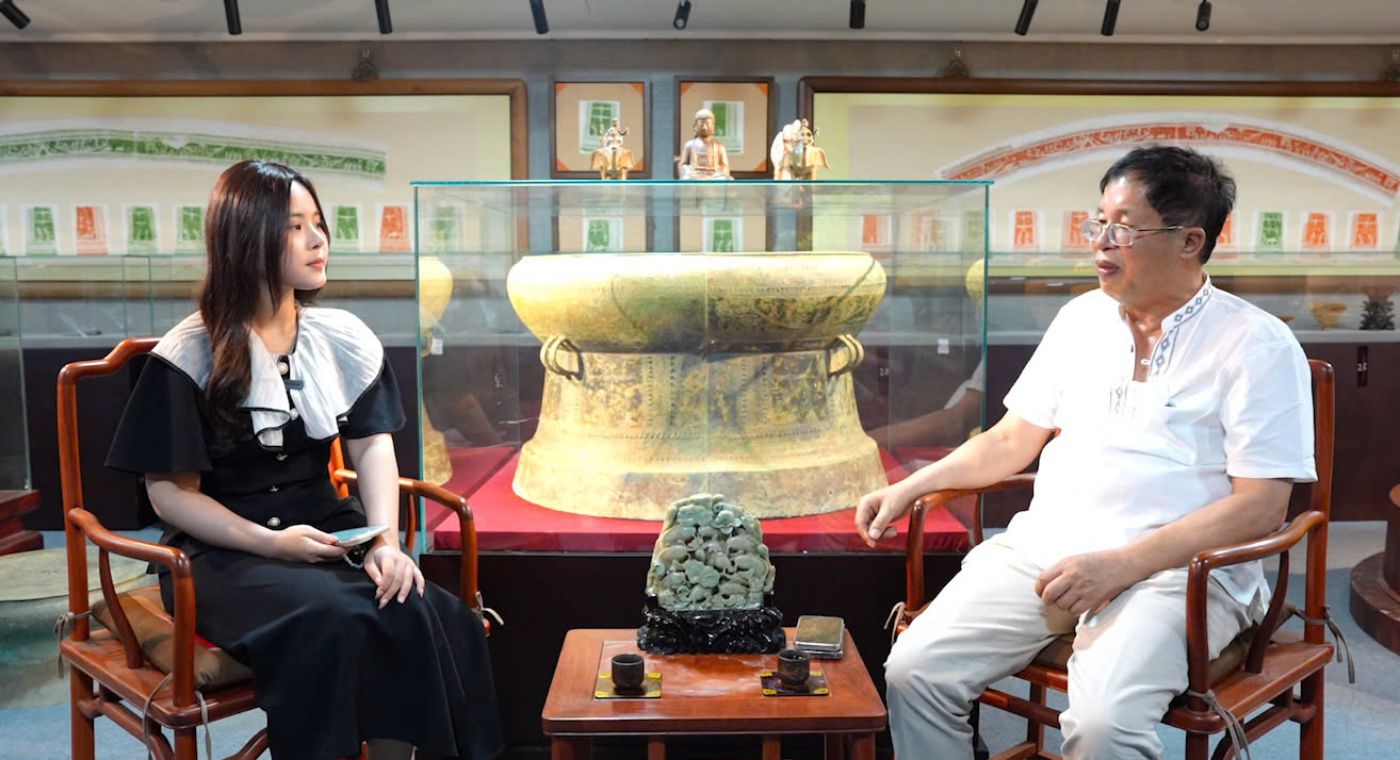 Phong vien tro chuyen voi ong Nguyen Van Kinh - Giam doc Bao tang Kinh Hoa tai noi luu giu cac bao vat quoc gia. Anh: Dinh Hiep