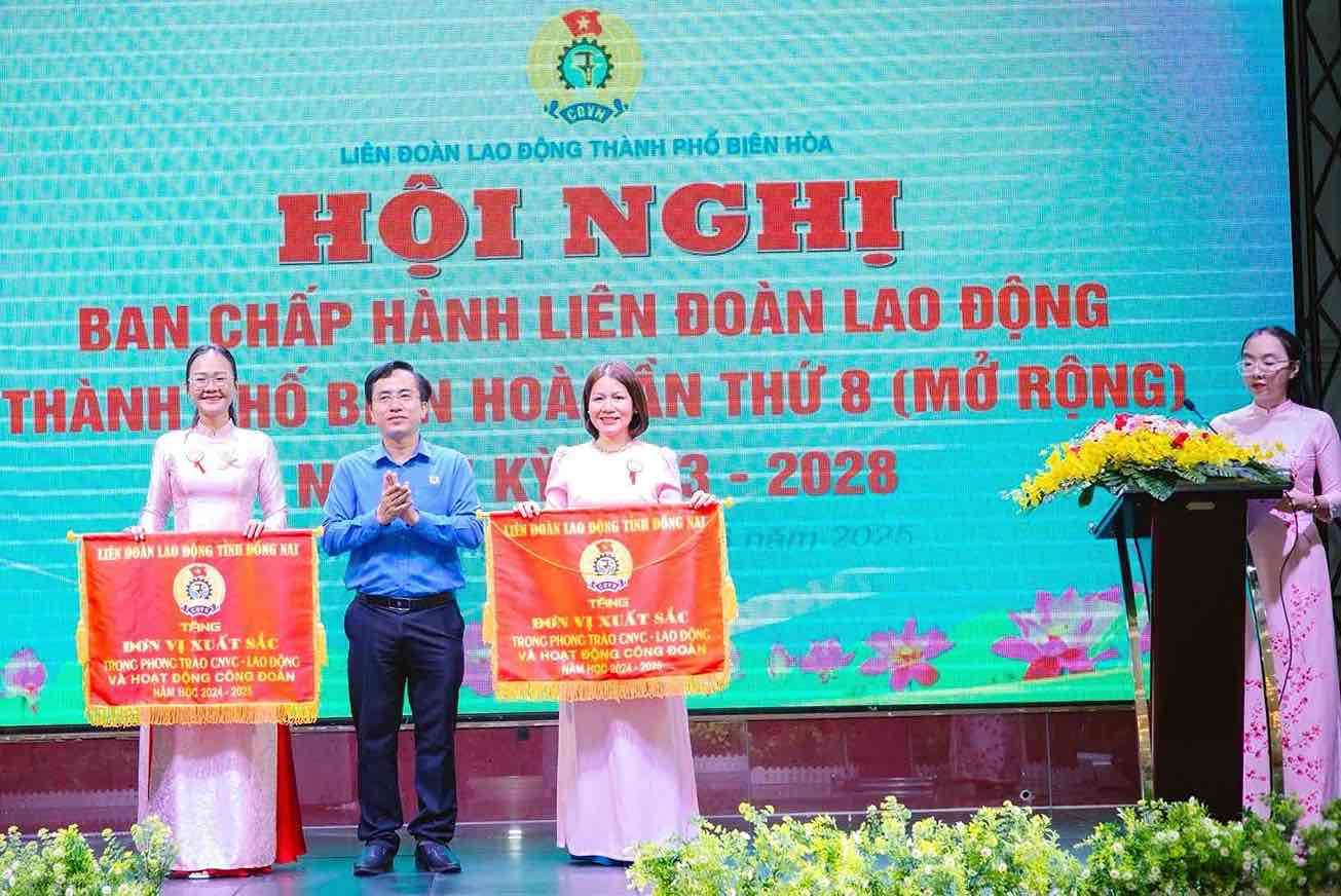 Rewarded more than 100 individuals and groups for their outstanding achievements in trade union activities. Photo: Bien Hoa City Labor Federation