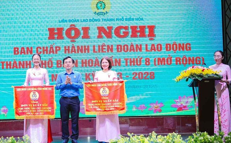 Rewarded more than 100 individuals and groups for their outstanding achievements in trade union activities. Photo: Bien Hoa City Labor Federation