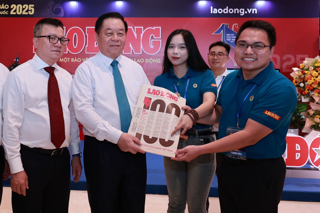 Member of the Politburo, Secretary of the Party Central Committee, Head of the Central Propaganda and Mass Mobilization Commission Nguyen Trong Nghia and member of the Party Central Committee, Editor-in-Chief of Nhan Dan Newspaper, Deputy Head of the Central Propaganda and Mass Mobilization Commission, President of the Vietnam Journalists Association Le Quoc Minh visited the exhibition booth of Lao Dong Newspaper at the 2025 National Newspaper Festival. Photo: Hai Nguyen