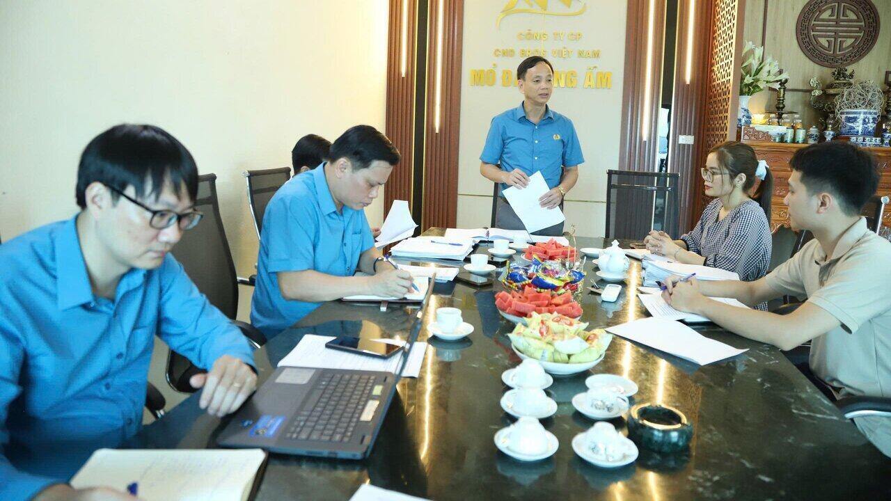 The working group of the Hoa Binh Provincial Federation of Labor worked with representatives of enterprises on the implementation of policies and regimes for employees. Photo: Hoa Binh Provincial Federation of Labor