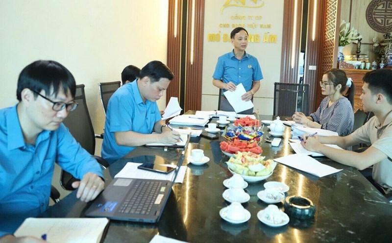 The working group of the Hoa Binh Provincial Federation of Labor worked with representatives of enterprises on the implementation of policies and regimes for employees. Photo: Hoa Binh Provincial Federation of Labor