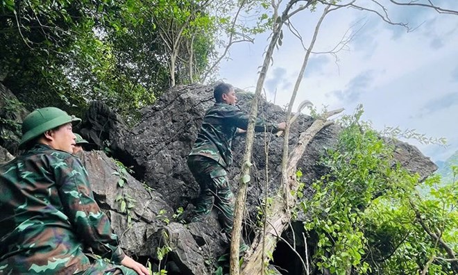 The authorities handled the technique to detonate a large rock block in Quang Binh. Photo: Lan Anh