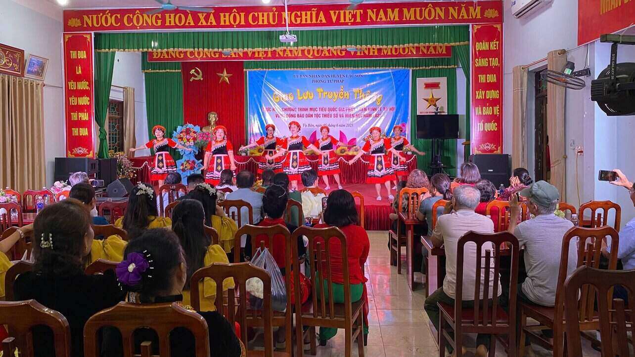 The communication exchange aims to disseminate laws, integrate environmental protection laws in Vu Ban town (Lac Son). Photo: Provided by the unit