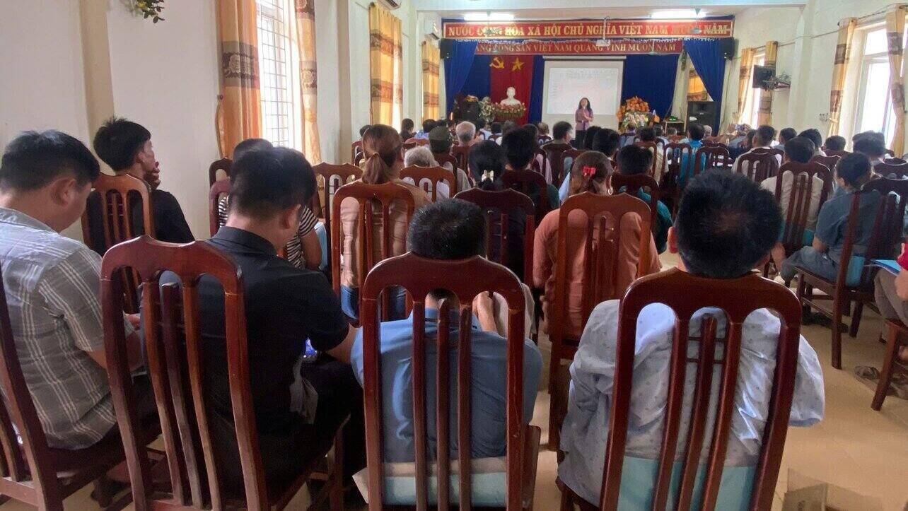 Pho bien phap luat long ghep tuyen truyen luat bao ve moi truong tai xa quy hoa (Lac Son). Anh: Don vi cung cap