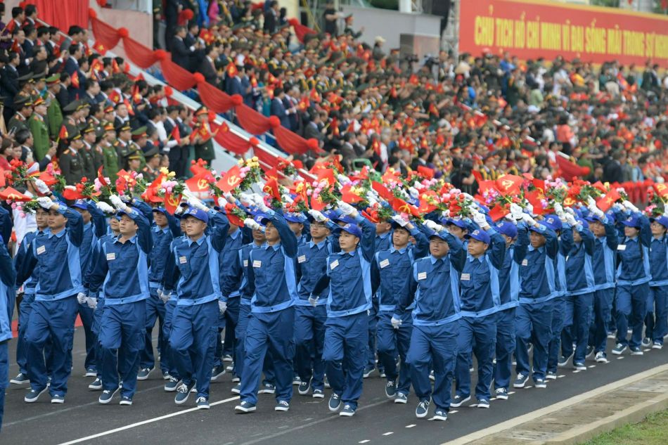 El trabajador en el desfile, desfile para celebrar el 70 aniversario de la victoria de Dien Bien Phu. Foto: NHU Y