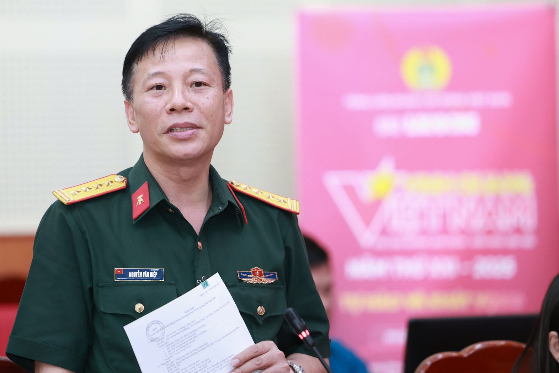 Dai ta Nguyen Van Hiep - Truong phong Tuyen huan, Cuc Chinh tri, Tong cuc Cong nghiep Quoc phong (Bo Quoc phong). Anh: Hai Nguyen
