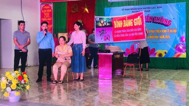 Hinh thuc san khau hoa da giup dua phap luat den gan hon voi dong bao dan toc thieu so tren dia ban huyen Lac Son. Anh: Binh Khang