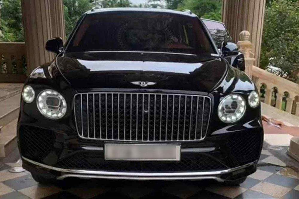 Bentley Bentayga EWB Azure acaba de estar equipado con una matricula de cinco trimestres. Foto: Long Vu