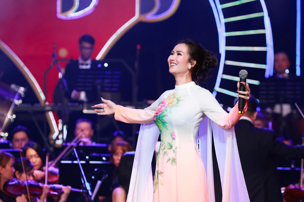 Ca si Vo Ha Tram the hien ca khuc “Du kich song Thao” day cam xuc. Anh: Ban to chuc