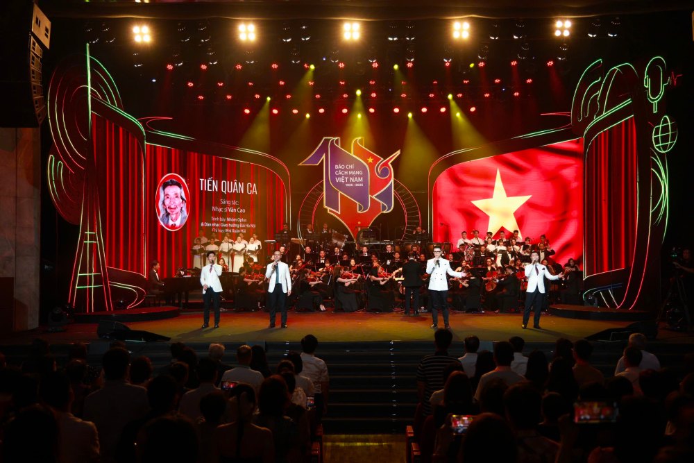 Nhom Oplus the hien ca khuc “Tien quan ca“. Anh: Ban to chuc