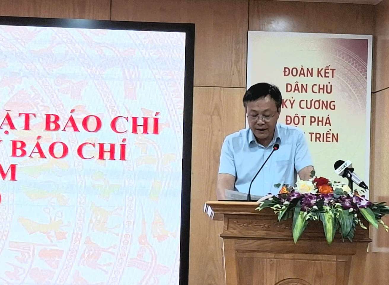 Mr. Hoang Anh Duong - Deputy Director of the Domestic Market Management and Development Department informed about the handling of Ms. Chu Thanh Huyen's complaint. Photo: Thach Lam