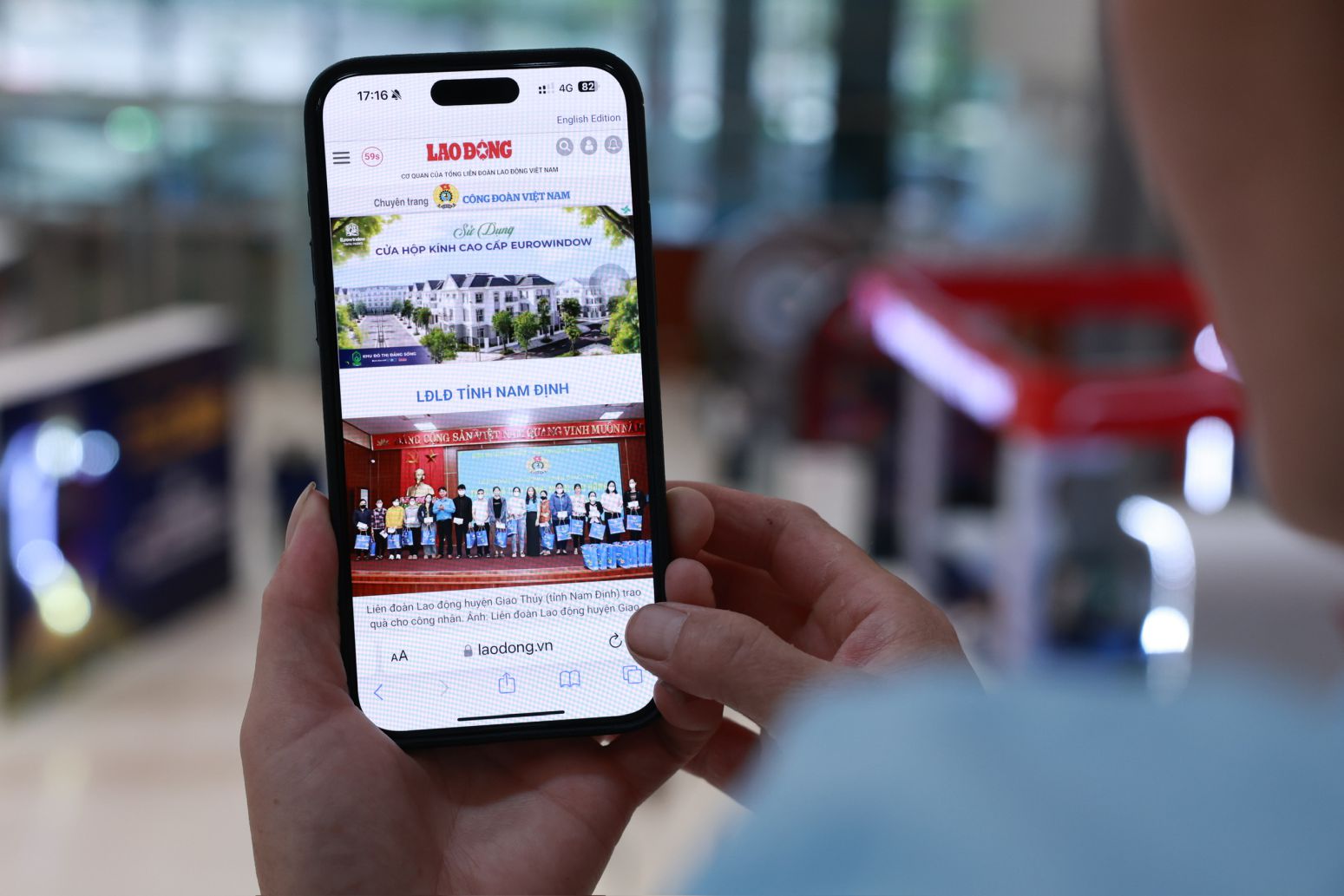 CNLD doc nhung thong tin thoi su va hoat dong Cong doan tren Bao Lao Dong. Anh: Hai NguyenCNLD doc nhung thong tin thoi su va hoat dong Cong doan tren Bao Lao Dong. Anh: Hai Nguyen