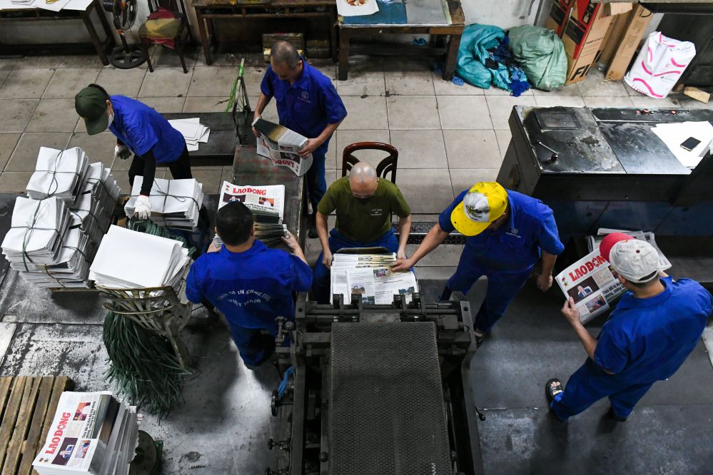 Workers of Trade Union Printing Joint Stock Company worked at night. Photo: Hai Nguyen