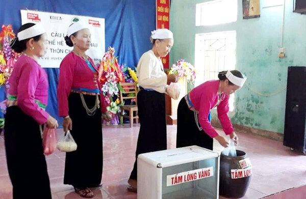 Los miembros del Lien Generation Club se ayudan entre si en la aldea de Chieng, Vu Ban Town (Lac Son), movilizan y apoyan la construccion de un fondo para apoyar a los hogares y familias pobres en circunstancias dificiles. Foto: Proveedor
