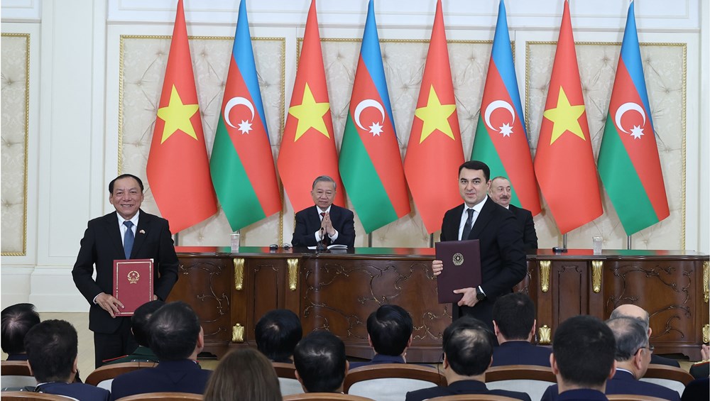 Truoc su chung kien cua Tong Bi thu To Lam va Tong thong Azerbaijan Ilham Aliyev, Bo truong Bo VHTTDL Viet Nam Nguyen Van Hung va Bo truong Bo Van hoa Azerbaijan Adil Karimli trao Ban ghi nho hop tac van hoa (ngay 8.5.2025). Anh: THONG NHAT