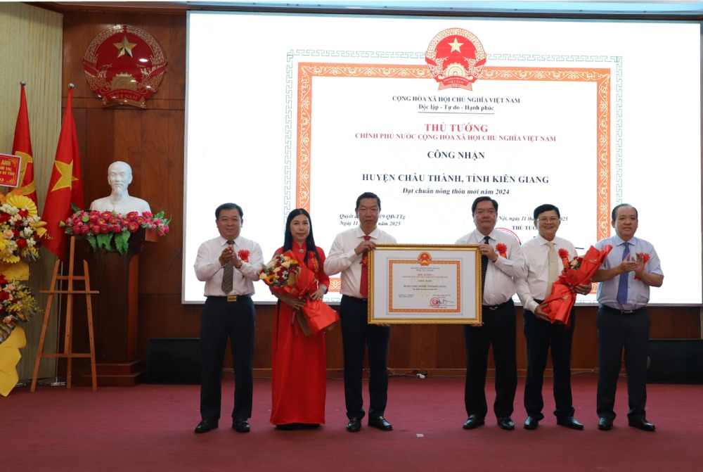 Ceremony to announce the Prime Minister's Decision to recognize Chau Thanh district as achieving new rural goals in 2024. Photo: Nam Phuong