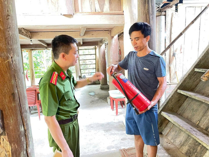 Tu Do Commune Police (Lac Son) instruct people to use fire extinguishers in fire prevention and fighting propaganda activities in residential areas. Photo: DVCC