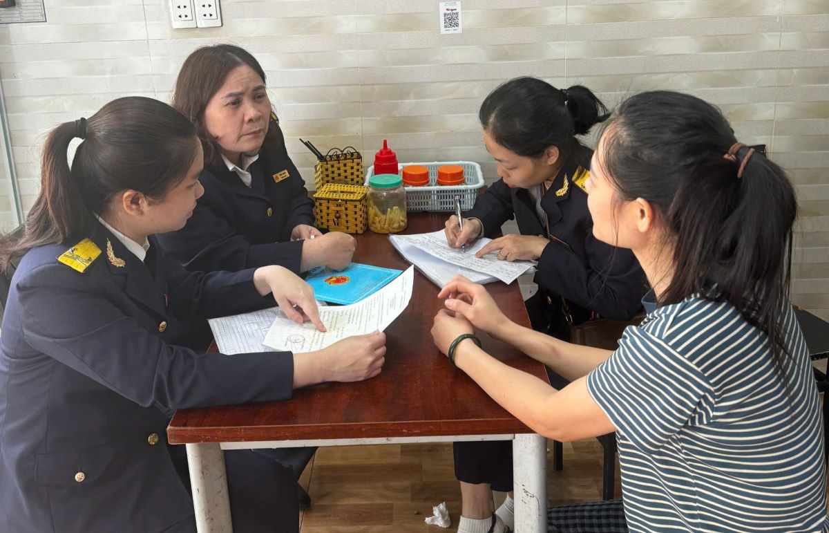 Tax officials guide business households to use electronic invoices. Photo: Ha Trang