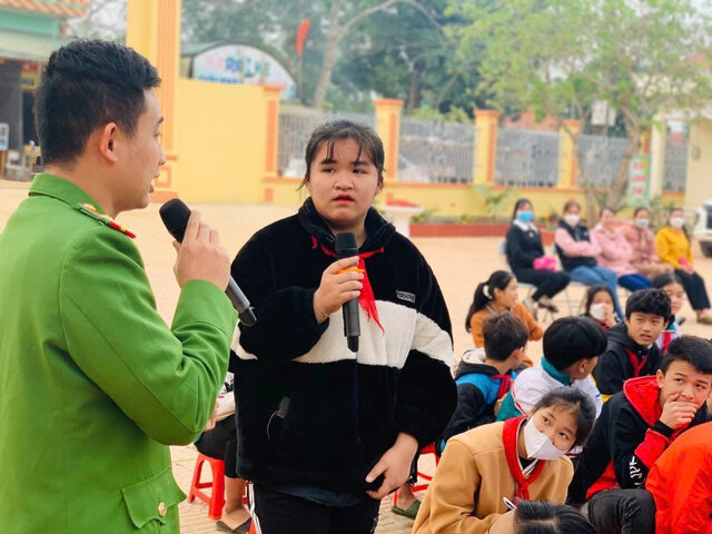 Can bo cong an xa Vu Binh (Lac Son) tuyen truyen phap luat cho hoc sinh vung cao thong qua hinh thuc hoi - dap truc tiep, tao khong khi gan gui, de tiep thu. Anh: DVCC