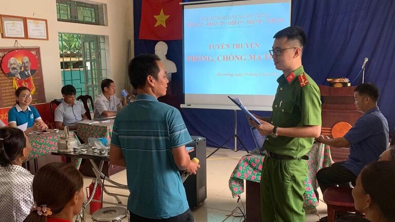 Một buổi tuyên truyền phòng, chống ma tuý tại nhà văn hoá xã Mỹ Thành, huyện Lạc Sơn. Ảnh: ĐVCC