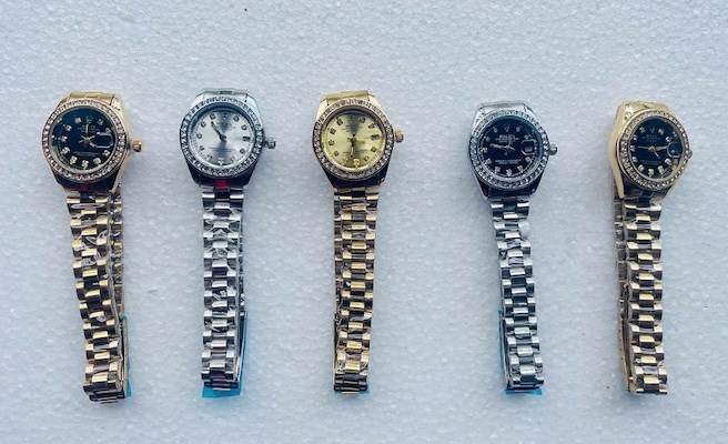Hai Quan thu giu dong ho gia nhan hieu Rolex van chuyen trai phep qua cua khau Tra Linh. Anh: Cuc Hai Quan