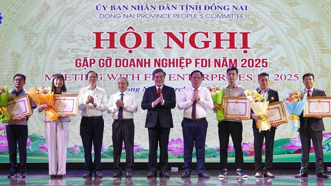 UBND tinh Dong Nai trao tang bang khen cho 5 doanh nghiep FDI co thanh tich xuat sac tai hoi nghi gap go doanh nghiep FDI nam 2025. Anh: HAC