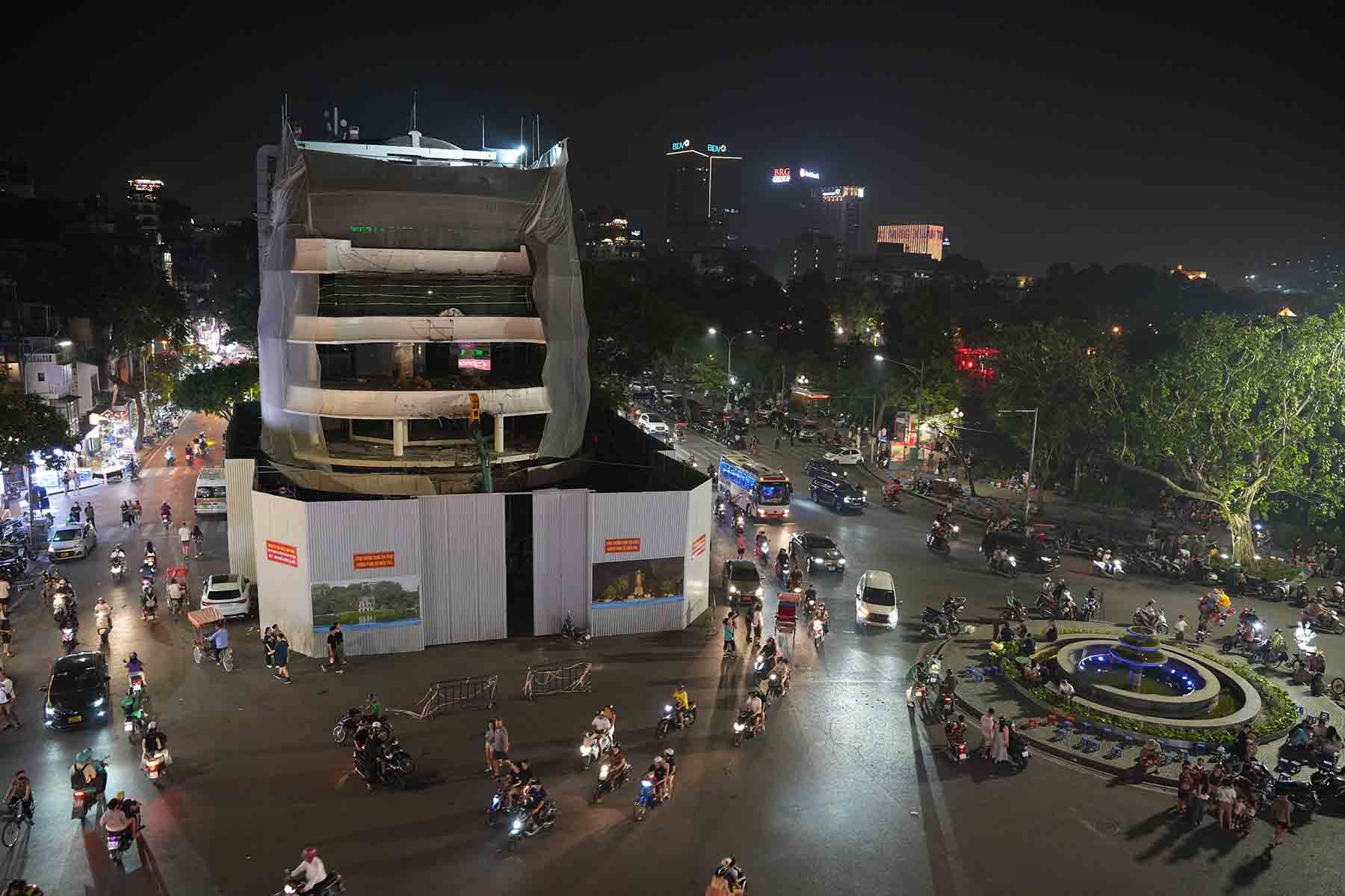 Du kien mat khoang 20 ngay de hoan thanh viec pha do toa Ham ca map. Anh: Huu Chanh