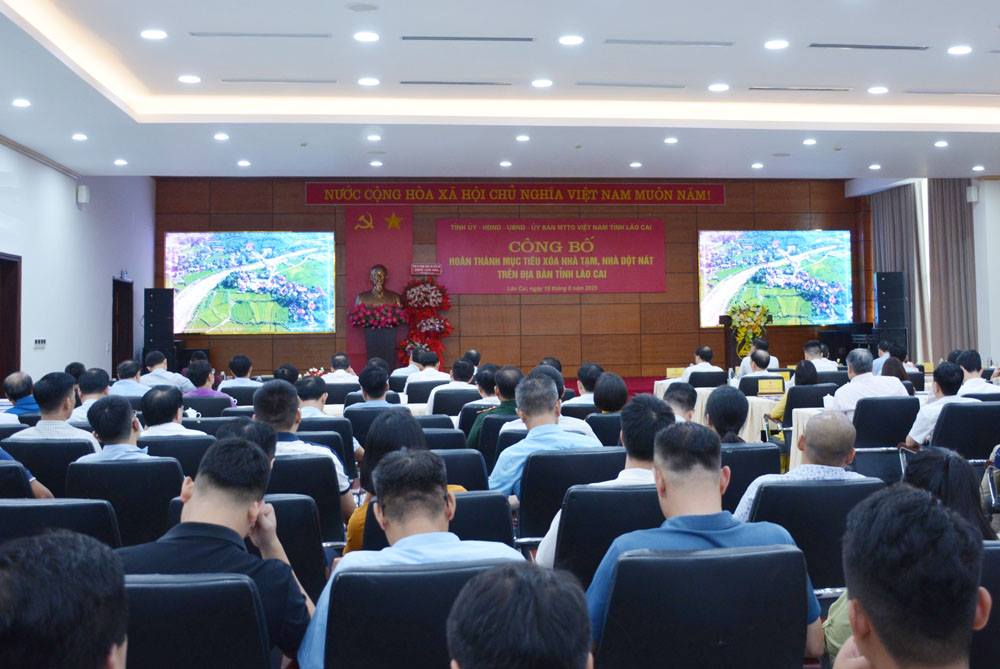La descripcion general de la conferencia anuncio la finalizacion del trabajo de borrar casas temporales y casas en ruinas en Lao Cai. Foto: Lao Cai TT Portal