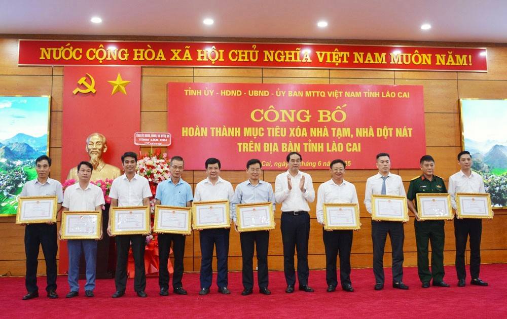 Trao bang khen cho dai dien tap the co thanh tich xuat sac trong thuc hien phong trao xoa nha tam, nha dot nat tai Lao Cai. Anh: Cong TT Lao Cai