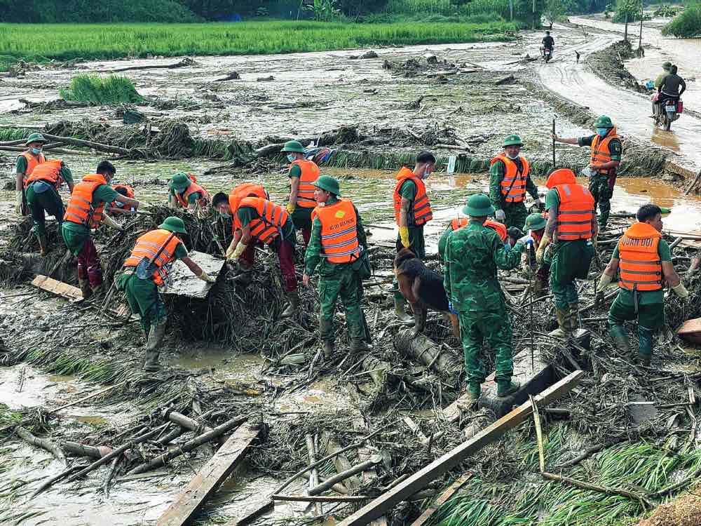 Hang tram can bo, chien si quan doi, cong an cung nguoi dan tham gia tim kiem cac nan nhan mat tich. Anh: AN KIEN