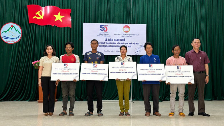 El Sr. Tran Nhat Duy - Presidente del sindicato de Lam Dong Power Company (derecho) otorgo apoyo para eliminar casas temporales y casas en ruinas en el distrito de Dam Rong. Foto: Diep Quynh