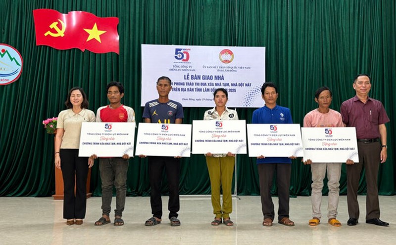 Mr. Tran Nhat Duy - Chairman of the Trade Union of Lam Dong Power Company (right cover) presented support for the demolition of temporary and dilapidated houses in Dam Rong district. Photo: Diep Quynh