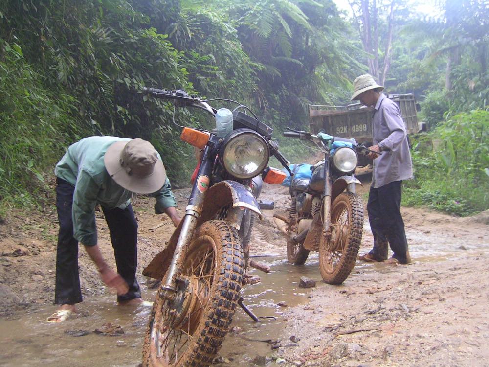 Tren duong di co so cua phong vien dai huyen. Anh: THANH HAI