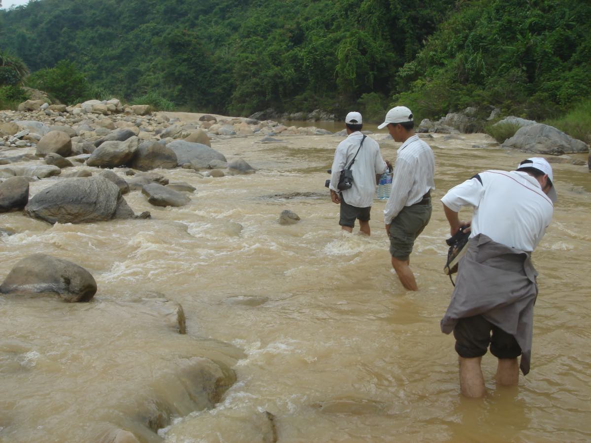 Tren duong di co so cua phong vien dai huyen. Anh: THANH HAI