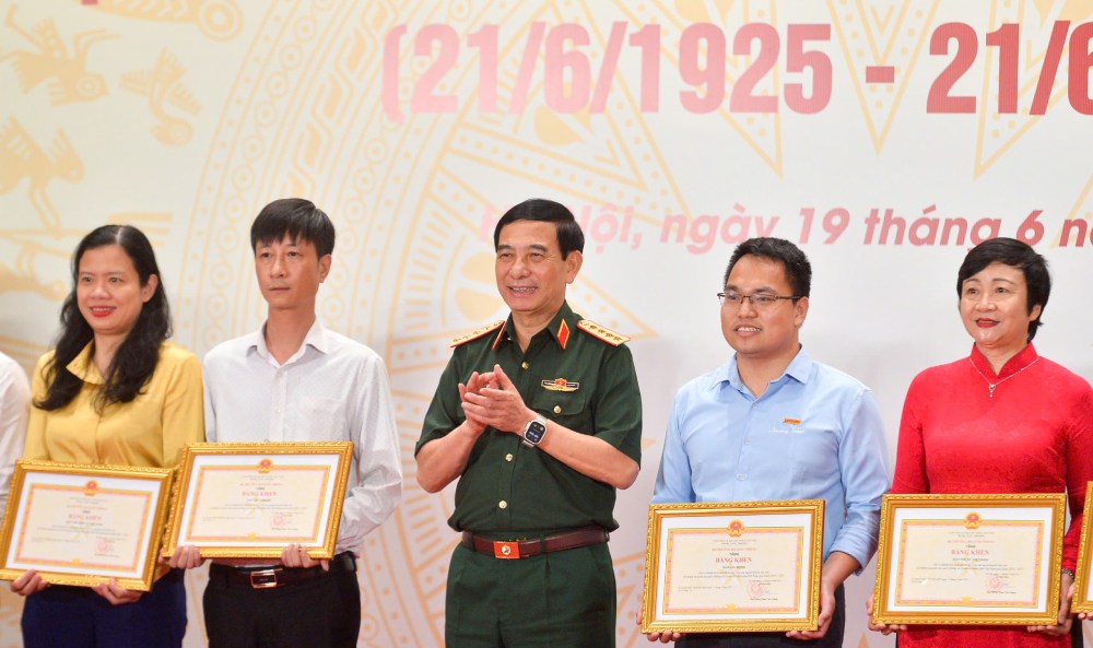 Dai tuong Phan Van Giang - Uy vien Bo Chinh tri, Pho Bi thu Quan uy Trung uong, Bo truong Bo Quoc phong - trao tang Bang khen cho cac co quan bao chi co thanh tich